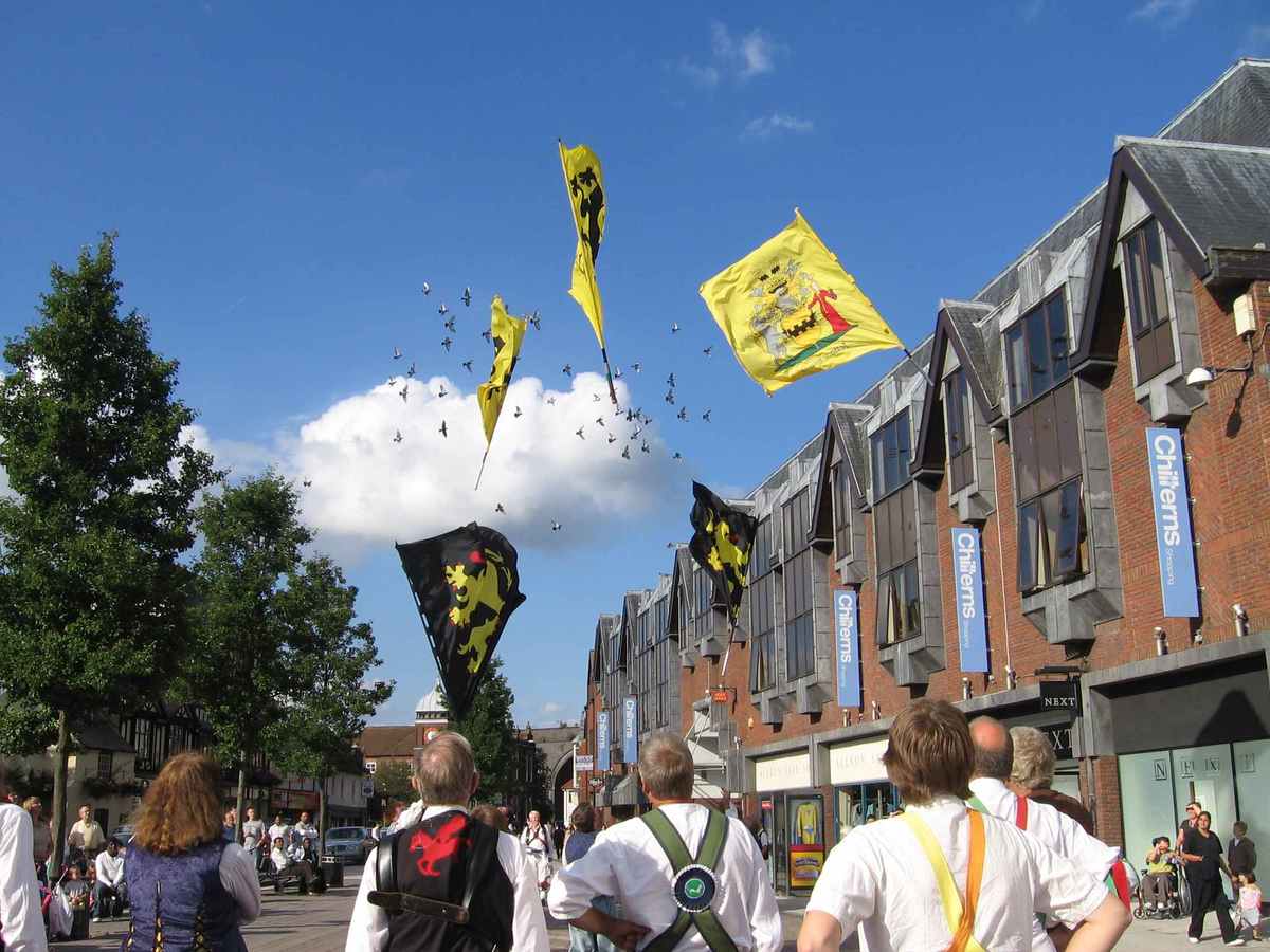 The flag wavers are called Draposmaaiter from Brussels.